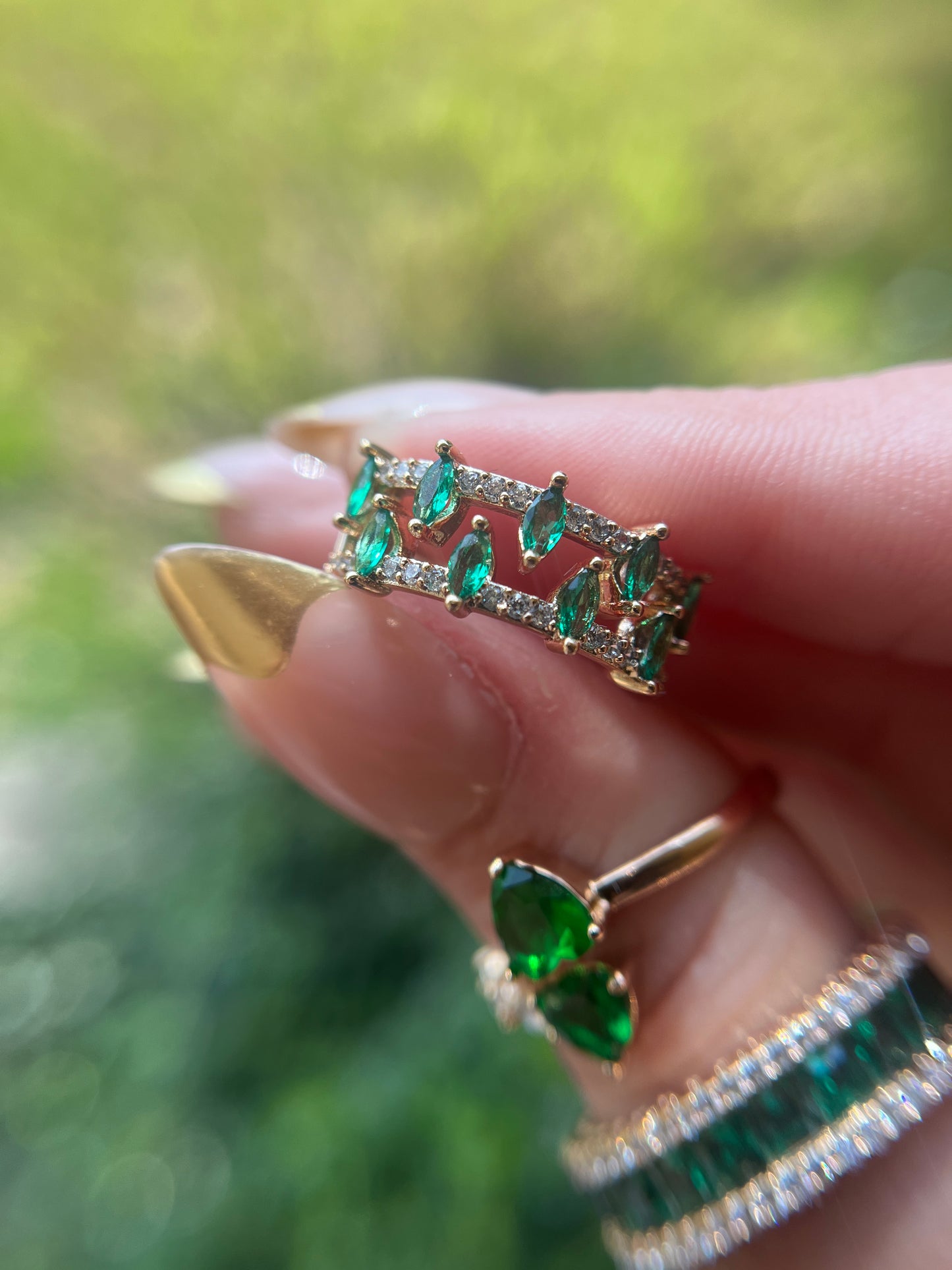 Elegant Emerald Green Diamond Band