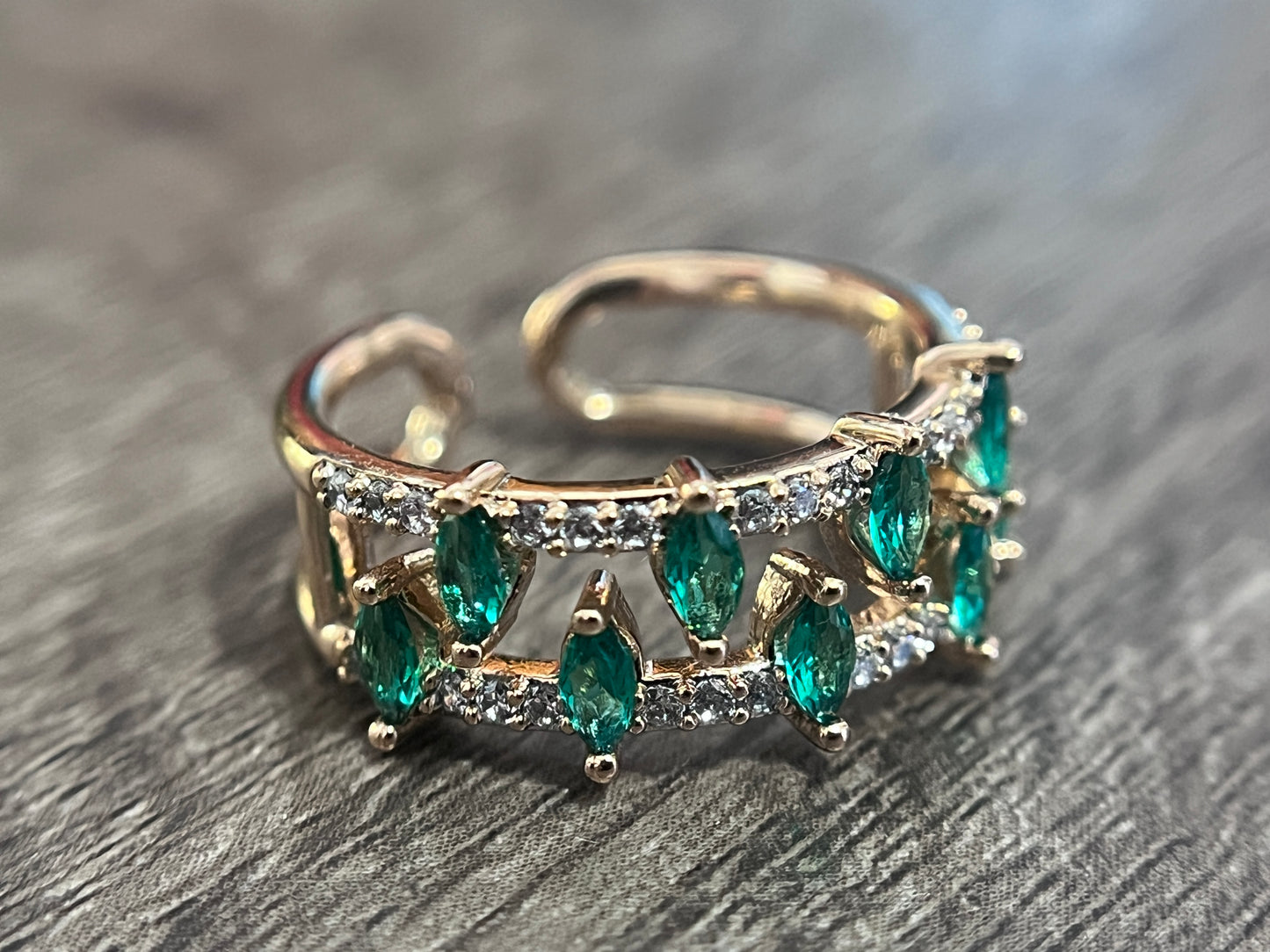 Elegant Emerald Green Diamond Band