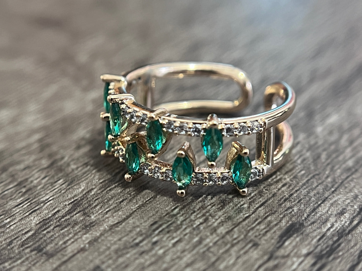 Elegant Emerald Green Diamond Band